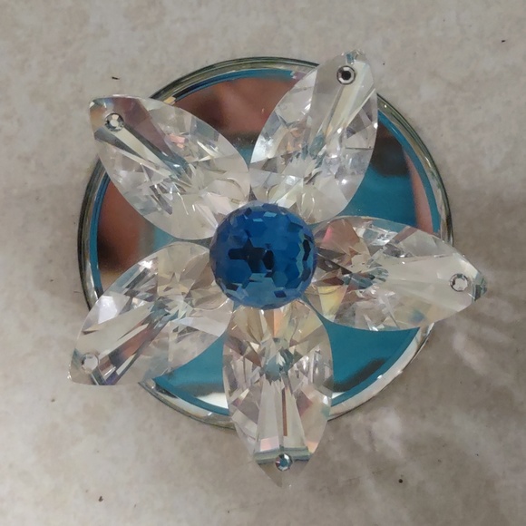 "Hadrian" Crystal Flower on Mirror. - Picture 3 of 9